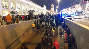 Фото 2 — В Москве и Питере россияне пытаются протестовать против войны в Украине: власти в автозаках против (ФОТО, ВИДЕО)