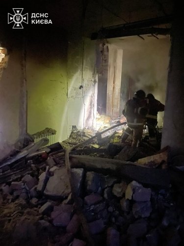 Фото 7 — Росія атакувала Київ: у Києво-Печерській лаврі масштабна пожежа, пошкоджено кіностудію Довженка (ФОТО)