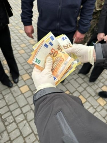 Фото 6 — Полиция и СБУ поймали таможенника на взятке за ввоз из Молдовы 4 миллиона гривен (ФОТО)