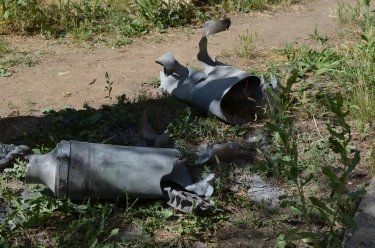 Фото 2 — Війська РФ обстріляли Миколаїв з "Урагану": снаряд "прошив" житловий будинок, є постраждалі