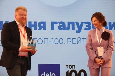Валерій Шостак (Terwin) отримує нагороду від Тетяни Снопко (Ekonomika+)