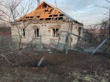 Фото 5 — Российские войска снова обстреляли Марганец: повреждено семь домов (ФОТО)