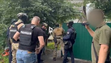 Фото 7 — Полиция разоблачила мошенников, выманивших у военных и волонтеров 20 миллионов гривен (ВИДЕО)