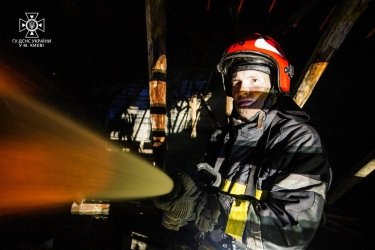 Фото 4 — Ночная атака на Киев: обломки сбитых дронов повредили жилые дома: есть пострадавшие (ФОТО)