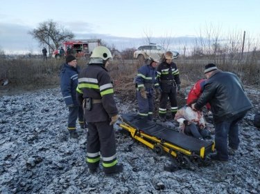 Фото 8 — В Харьковской области микроавтобус с людьми улетел с трассы и перевернулся: есть погибшие