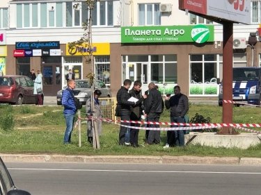 Фото 2 — В Чернигове убили полицейского, а еще одного тяжело ранили (ФОТО, ВИДЕО)