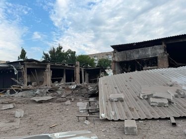 Фото 2 — Ізюм зазнав атаки РФ: пошкоджено відділення "Нової пошти" та електромережі