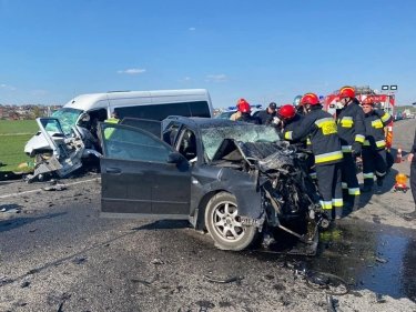 Фото 18 — На окружной Ровно микроавтобус влетел в легковушку: погибло двое, включая младенца (ФОТО)