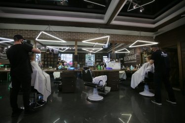 Фото 3 — Пустые летние террасы и переполненные барбершопы: как столица выходит из карантина (ФОТО)