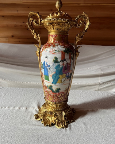 Фото 8 — АРМА готує до продажу ювелірні вироби та антикваріат, що належали Медведчуку