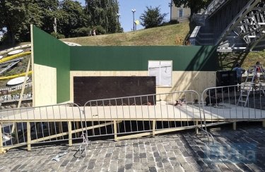 Фото 32 — В Киеве разгромили скандальную выставку на Аллее Небесной Сотни: есть задержанные (ФОТО)