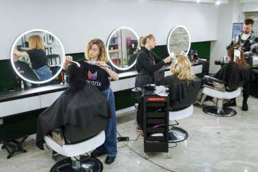 Фото 2 — LʼOréal Украина начинает набор участниц на получение профессий парикмахерши и визажистки