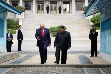 Фото 2 — Дональд Трамп и Ким Чен Ын провели встречу на границе Южной Кореи и КНДР (ФОТО, ВИДЕО)