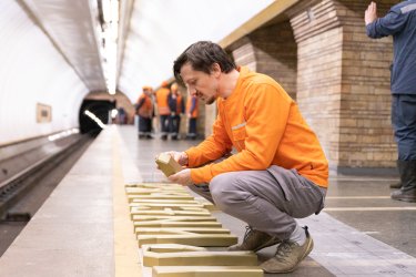 Фото 8 — На станції метро "Звіринецька" демонтували стару назву "Дружби народів" та облаштували перші написи на колійній стіні (ФОТО)