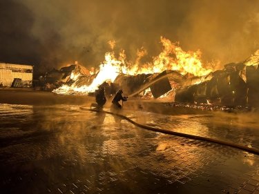 Фото 3 — В Виннице произошел масштабный пожар на складах с ламинатом (ФОТО)