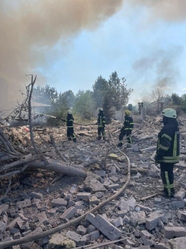 Фото 9 — Ракетный обстрел окраины Краматорска: уничтожены два дома, есть погибший и раненые (ФОТО, ВИДЕО)