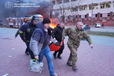 Фото 10 — Росія атакувала промислову інфраструктуру Запоріжжя: 13 загиблих, понад 100 поранених (ФОТО, ВІДЕО)