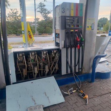 Фото 4 — Росія атакувала чотири АЗС "Укрнафти" у різних областях (ФОТО)