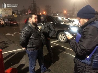 Фото 2 — ГБР поймало замглавы оборонного предприятия на передаче взятки за экспорт деталей к пулеметам