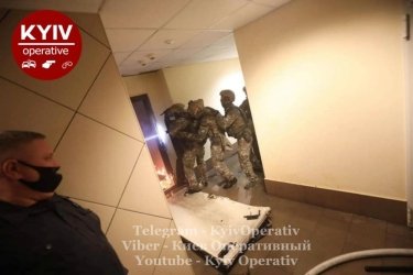 Фото 4 — Спецназ задержал стрелявшего в полицию в киевской квартире: тот успел ее поджечь (ВИДЕО)