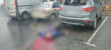 Фото 2 — Вражеский снаряд попал возле супермаркета в Херсоне: трое погибших