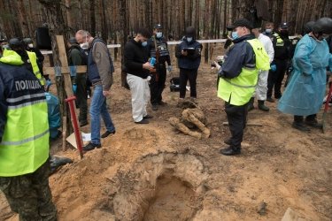 Фото 4 — В массовом захоронении в Изюме обнаружили 450 замученных тел, Зеленский анонсировал "страшное возмездие" (ФОТО)