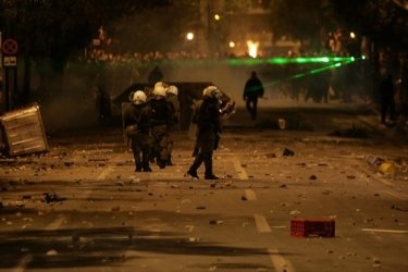 Фото 5 — В Греции начались массовые беспорядки в ответ на принятое правительством жесткое кредитное соглашение с ЕС