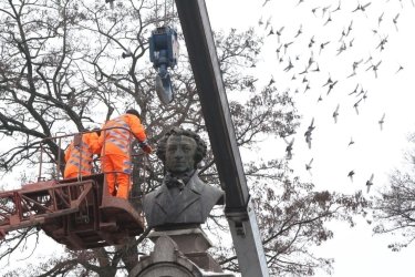 Фото 4 — В Днепре демонтировали бюст Пушкина (ФОТО)