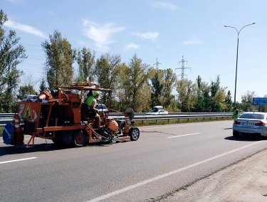 Фото 4 — Ямочный ремонт, уборка обочин и обновление знаков: какие дорожные работы продолжаются в Киевской области
