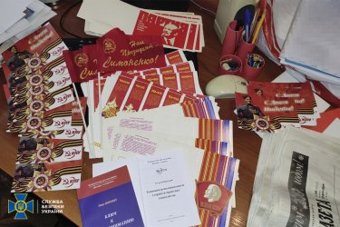 Фото 4 — СБУ провела обыски у представителей запрещенных политических партий: нашли оружие, георгиевские ленты и российские флаги (ФОТО)