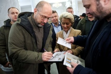 Фото 4 — За три дні українці обміняли вже понад 750 тисяч старих ламп на LED - прем'єр (ФОТО, ВІДЕО)