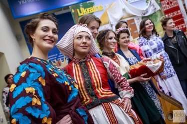 Фото 12 — ArtHub. В Киеве состоялся показ традиционной украинской женской одежды (фото)