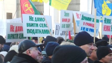 Фото 5 — Столкновения под Радой: противники рынка земли устроили потасовку с полицией (ФОТО, ВИДЕО)