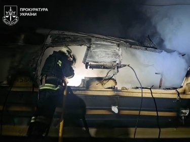 Фото 3 — Росія вдарила дронами по пасажирському потягу на Харківщині: є жертви