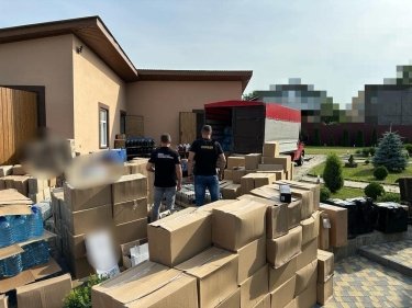 Фото 13 — Под Киевом нашли подпольный цех по производству алкоголя: вывезли 12 тонн фальсификата (ФОТО)
