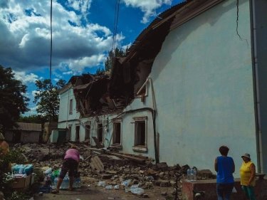 Фото 2 — Россияне атаковали здание в Лисичанске, где прятались люди: есть погибшие