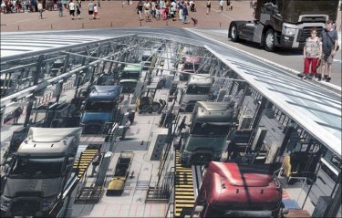 Фото 2 — Создана необычная уличная 3D-реклама грузовиков Renault