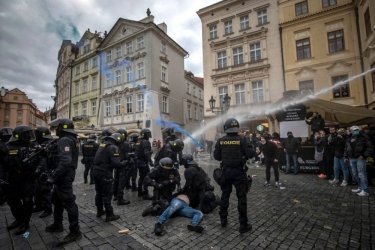 Фото 3 — Полиция разогнала антикарантинный протест в Праге: более 100 задержанных (ФОТО)