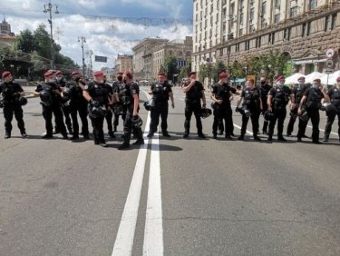 Фото 17 — На Майдане произошли столкновения SaveФОП и силовиков: хотели пронести к ОП гроб с венками