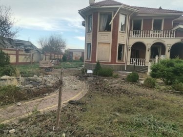 Фото 5 — На Днепропетровщине обломки сбитой ракеты повредили пятиэтажку и авто, в Херсоне погиб человек: ситуация в регионах