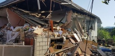 Фото 2 — На Закарпатье в жилом доме взорвался газ, двое пострадавших (ФОТО)