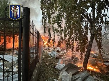 Фото 4 — Ракетная атака на Киев: вспыхнул пожар, есть разрушения и пострадавшие, некоторые районы без воды и света (ФОТО)