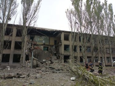 Фото 5 — Оккупанты обстреляли школу в Донецкой области, где в этот момент были люди