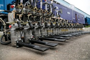 Фото 5 — "Укрзализныця" получила новую партию спецтехники для восстановления инфраструктуры (ФОТО)