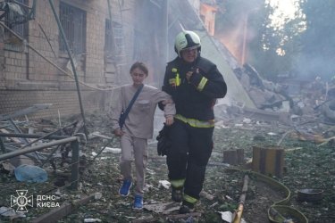 Фото 3 — У Києві внаслідок атаки РФ щонайменше шестеро загиблих, пошкоджено один із виходів станції метро, КПІ та КНЕУ