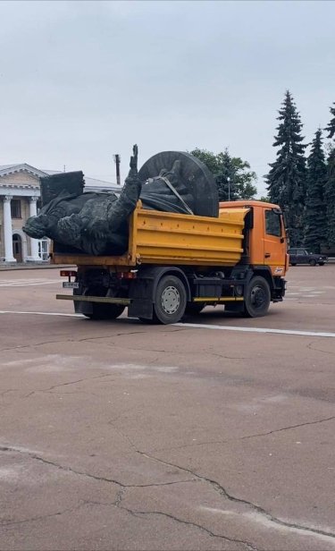 Фото 2 — На Київщині знесли монумент відзначення 300-річчя возз’єднання України з Росією (ФОТО)