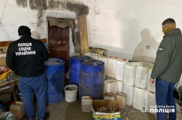 Фото 9 — Полиция и СБУ разоблачили на Буковине семейный бизнес по разливу контрафактного "элитного" алкоголя и кофе (ФОТО)