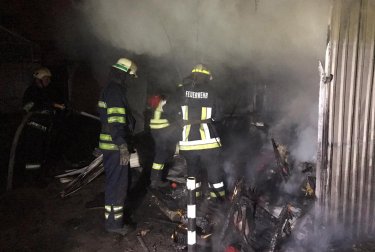 Фото 3 — Пожар в Кривом Роге: на Центральном рынке сгорели 22 торговых павильона (ФОТО, ВИДЕО)