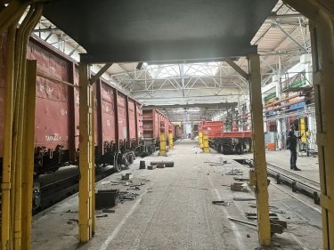 Фото 6 — Ракетные удары по Киеву: обстреляли Дарницкий вагоноремонтный завод