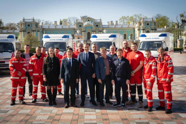 Фото 2 — Южная Корея передала Украине 20 автомобилей скорой помощи